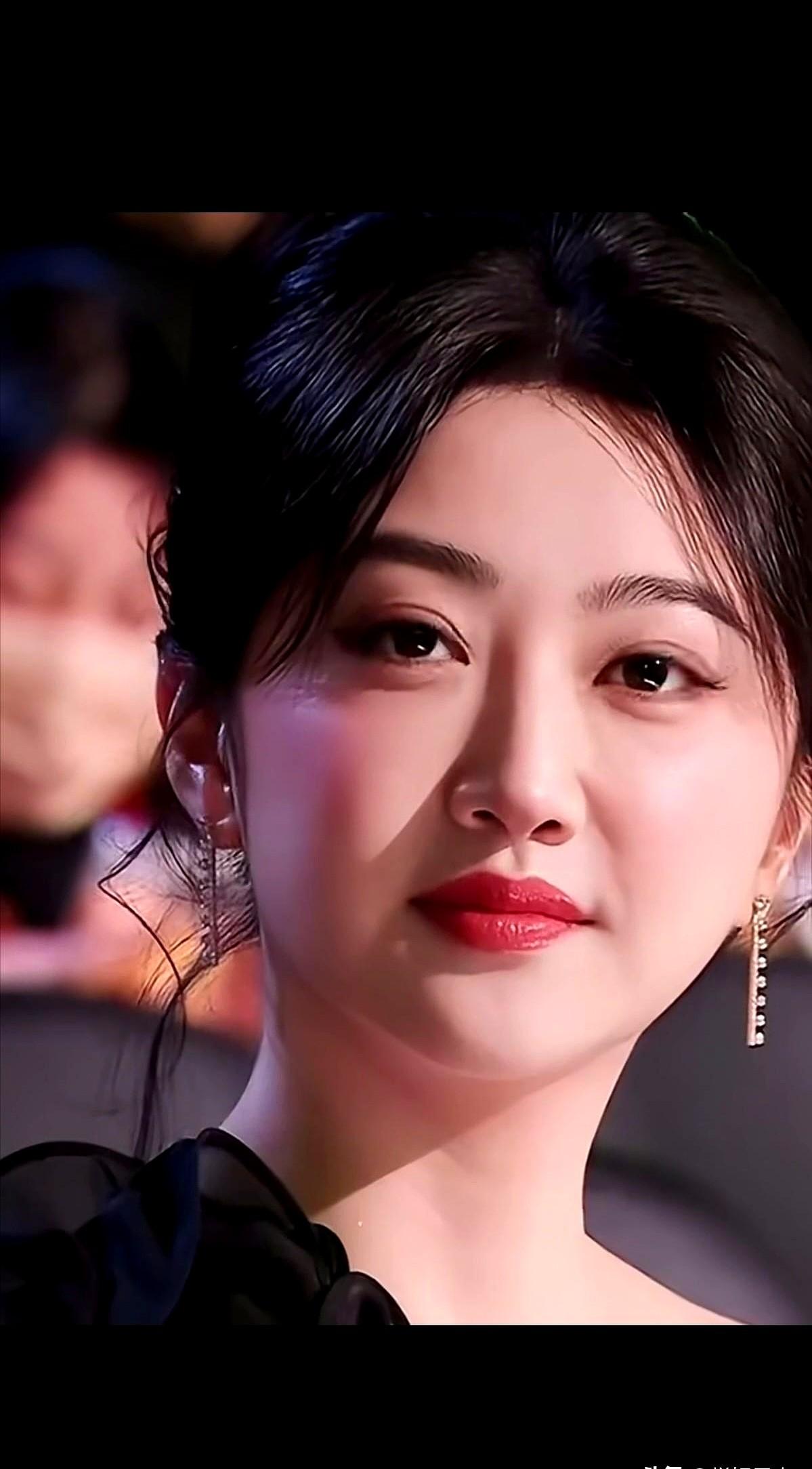 景甜这颜值真的绝了吧？

眼睛柔得像化了的奶糖，看一眼都暖到心里——外美内也美，