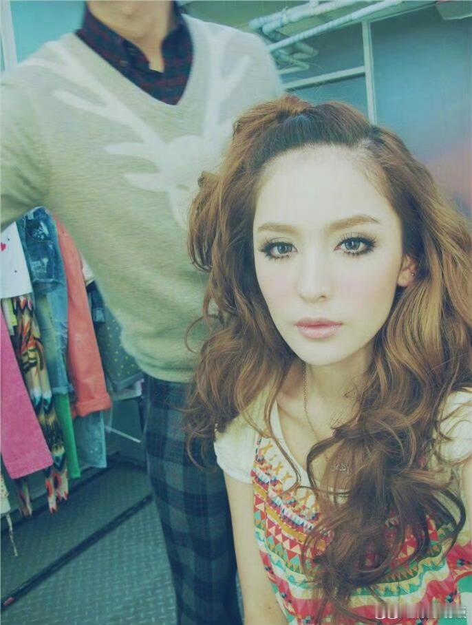 娜扎早期 经济上升期的美哈哈哈哈哈这个发型也太抽象了吧娜扎：这是我黑历史，不要放