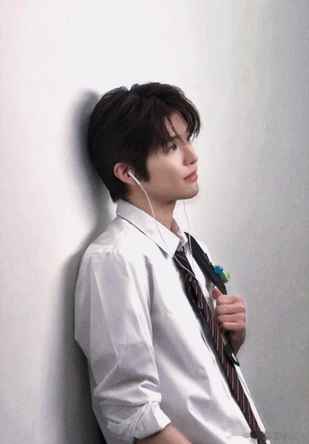 享受舞台且闪闪发光的样子真的特别好[皱眉R]