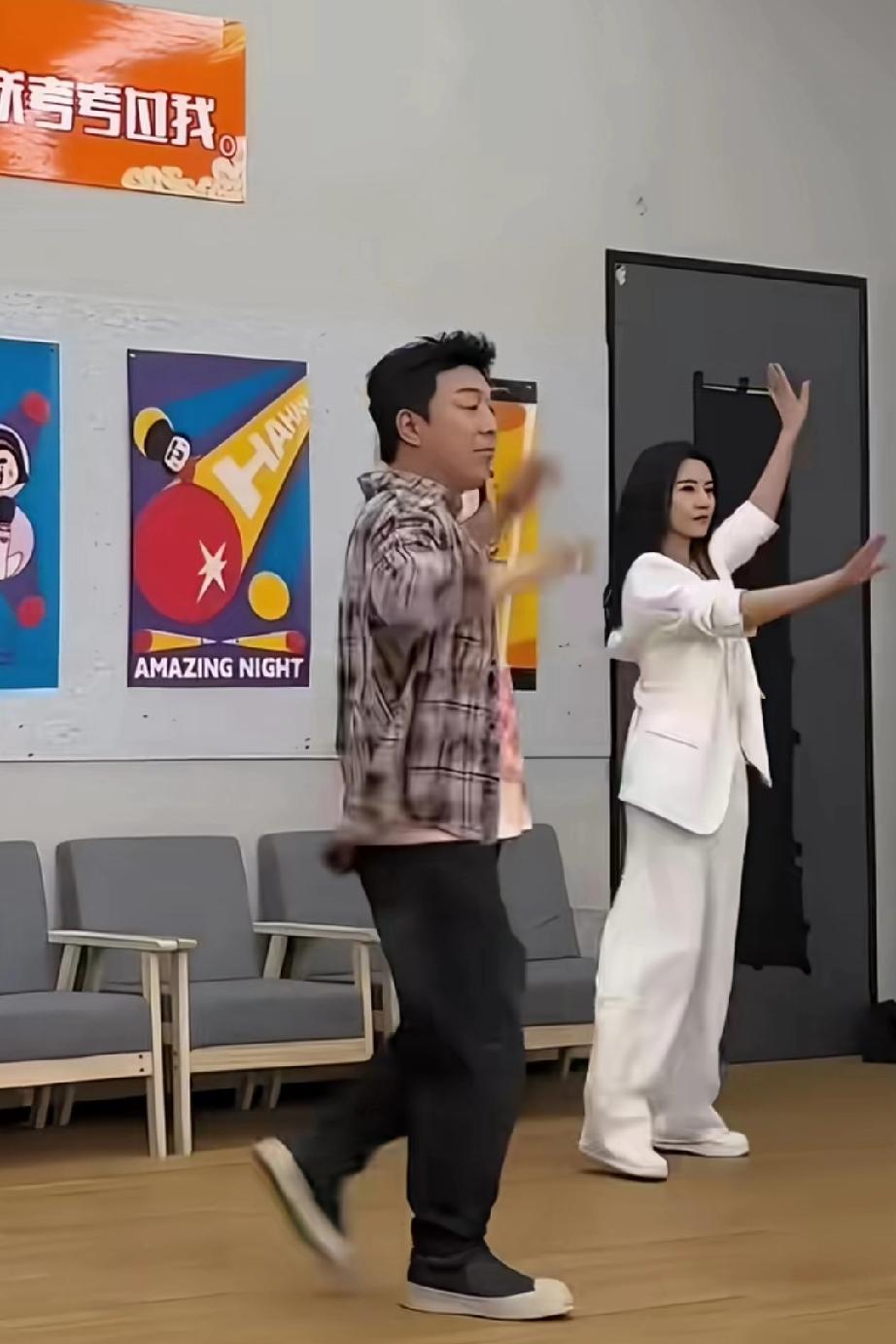 这是刚才看的一个黄渤带着高圆圆跳舞的视频，看动作的协调度还是黄渤跳的比较好，高圆