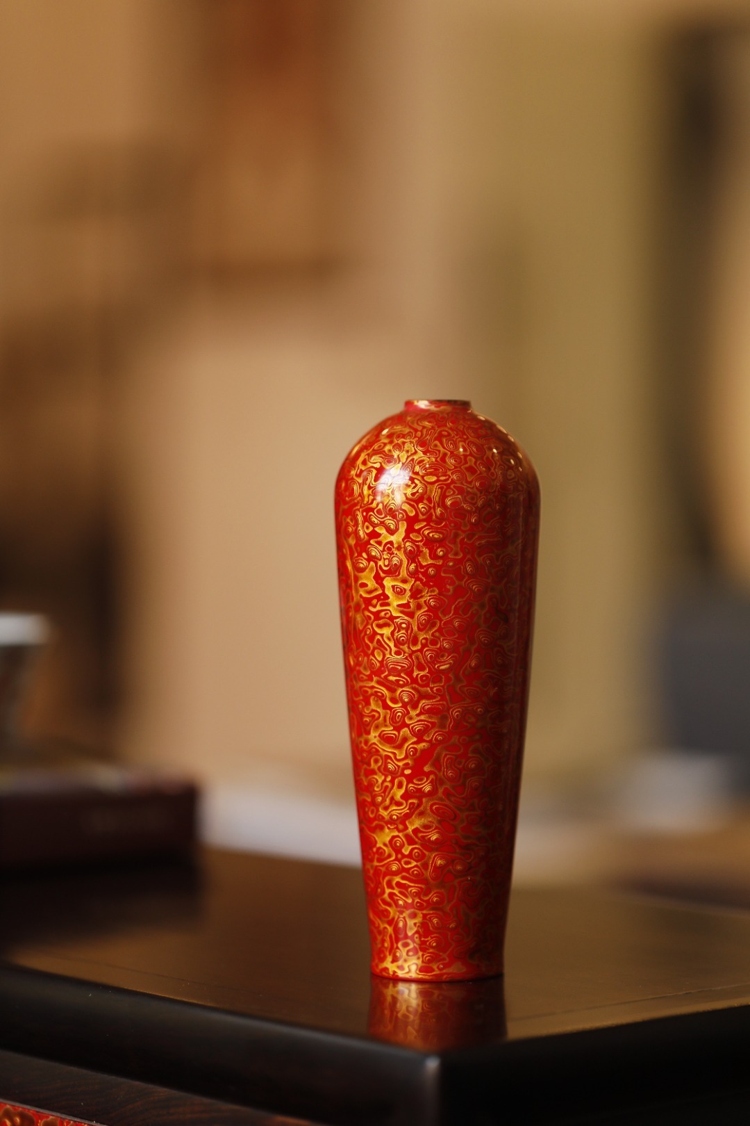 大漆 | 中国红·美人肩承循传统非遗工艺，髤饰犀皮漆；入案头增色添彩，历久弥新。