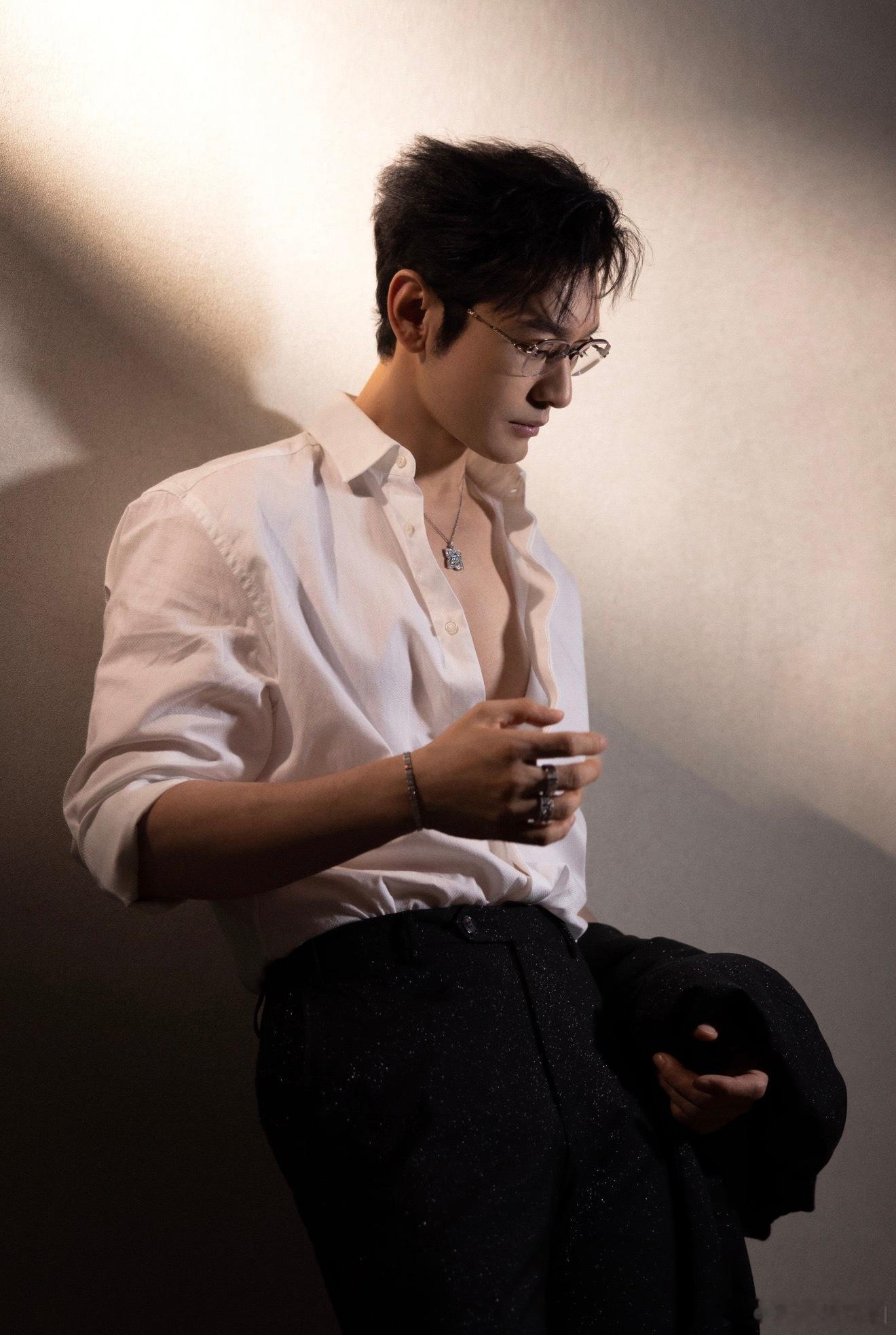 黄晓明时隔一年再辟谣，直言假新闻荒谬却伤人，AI造假无底线，吃瓜需带脑，别让离谱