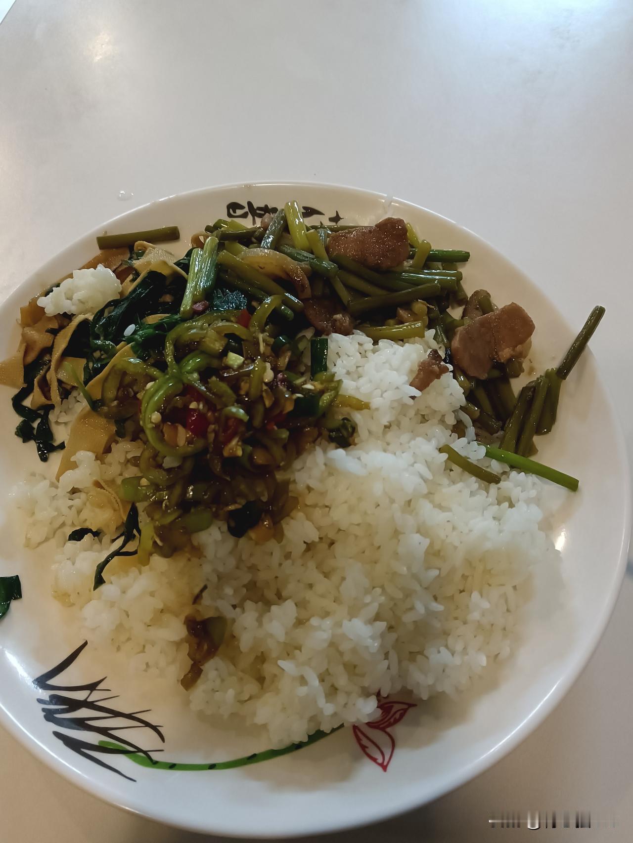 晒图笔记大赛牛马又要开始搬砖赚钱了，干了半个月的小时工感觉还不错，毕竟供吃住每天