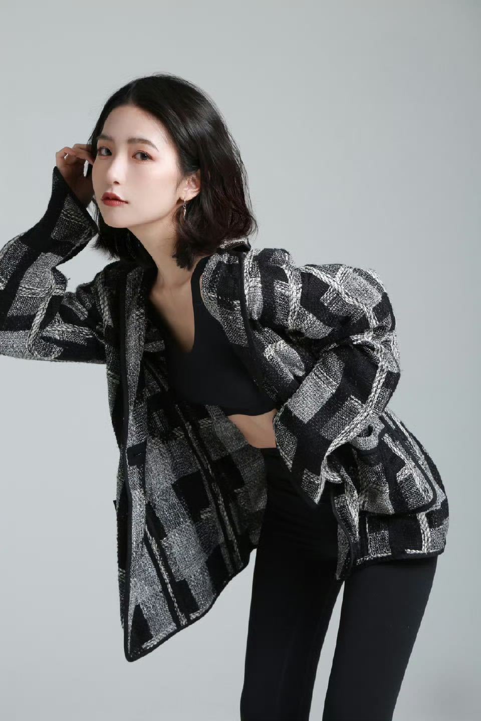 Netshoes这件黑色运动上衣，上身自带清冷感，而且面料超舒服，运动时无束缚感