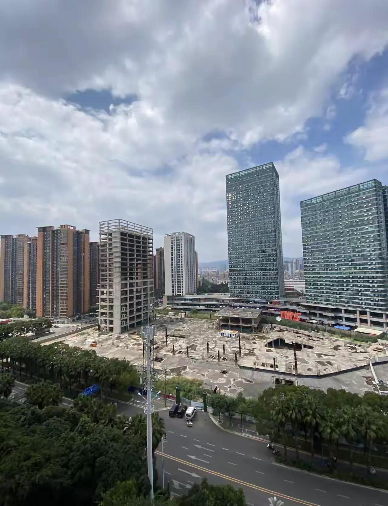 这个人民西路与西圆路交叉口的这个海伦堡中央广场可以把封顶的这幢装修好，做个地下停