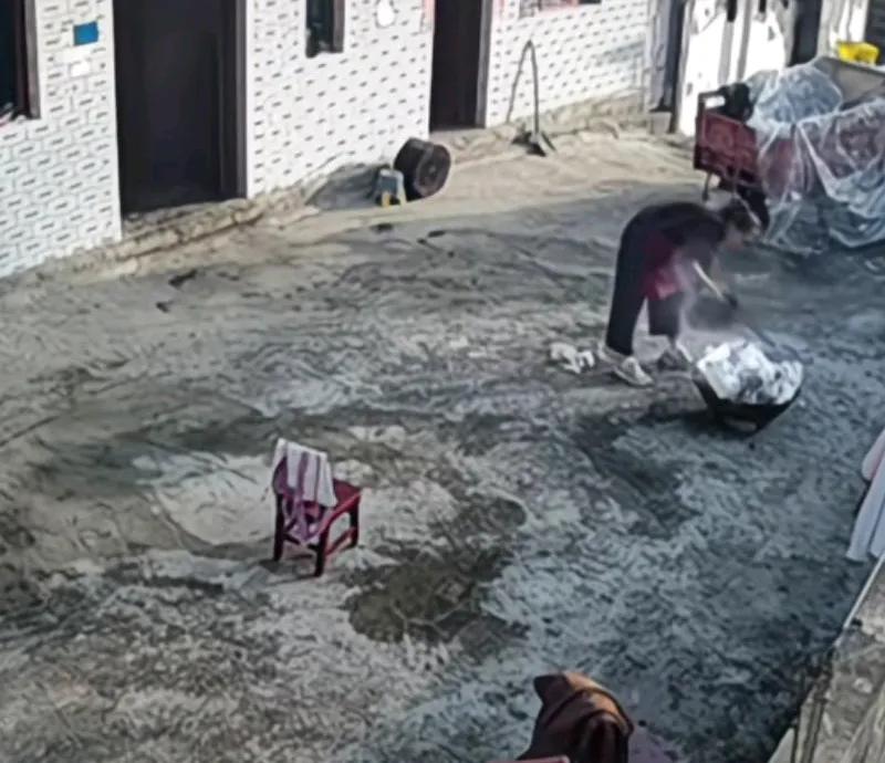 女子往点燃的火盆里倒汽油，不料下一秒突发意外，
火瞬间燃起，
女子急忙把手中的汽