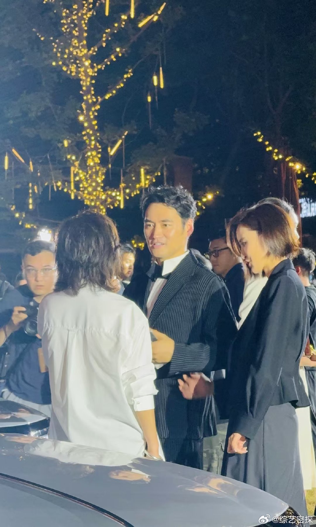 刘嘉玲袁弘热聊 刘嘉玲袁弘坐一起谁懂啊，《我们来了》居然还有十年售后！刘嘉玲和袁