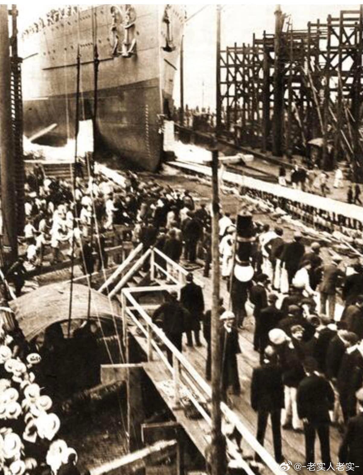 正在下水的皇家海军英王乔治五世号战列舰舰体，摄于1939年2月21日的维克斯船厂