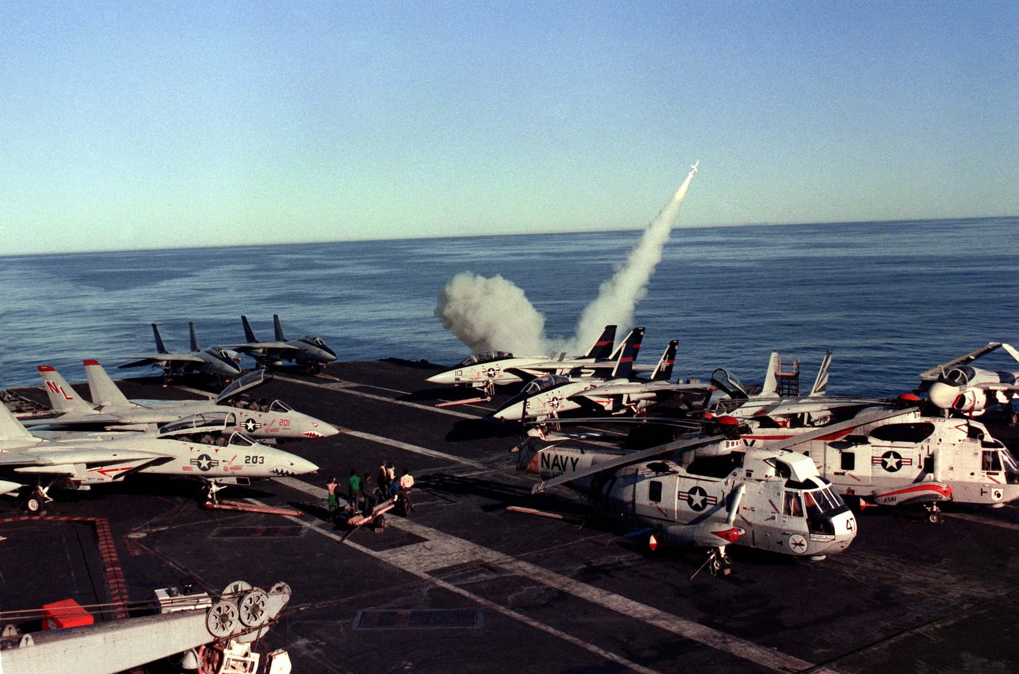 猫宁。1981年凯蒂鹰号航空母舰上的VF-51和VF-111中队旗下F-14大猫