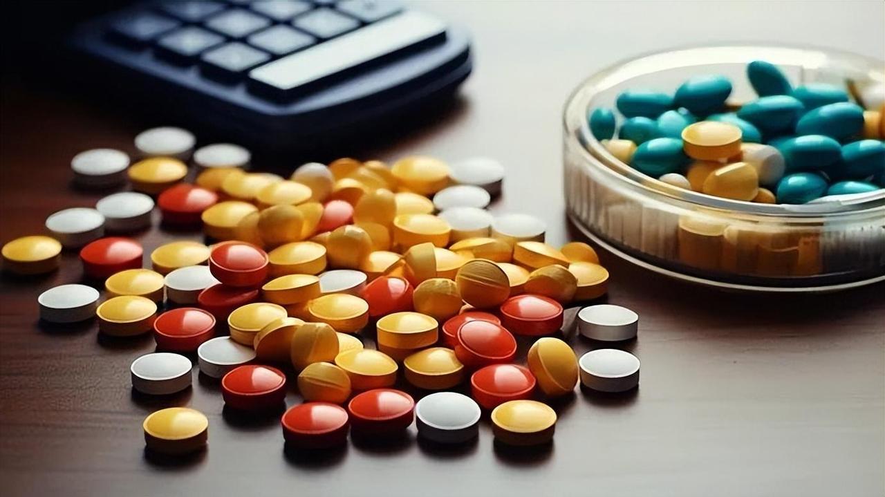 你说的这款“止泻药”，就是盐酸小檗碱（黄连素）。
 
国内：几毛钱的老牌止泻药