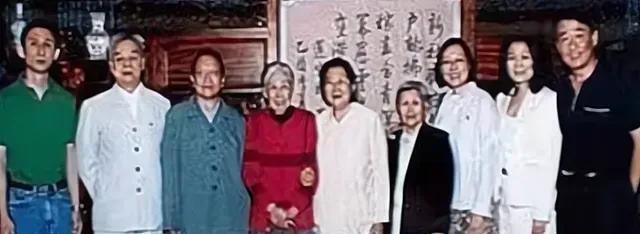 2004年，83岁的王光美组织了毛主席和刘少奇后人大聚会。吃饭时，她突然起身敬酒