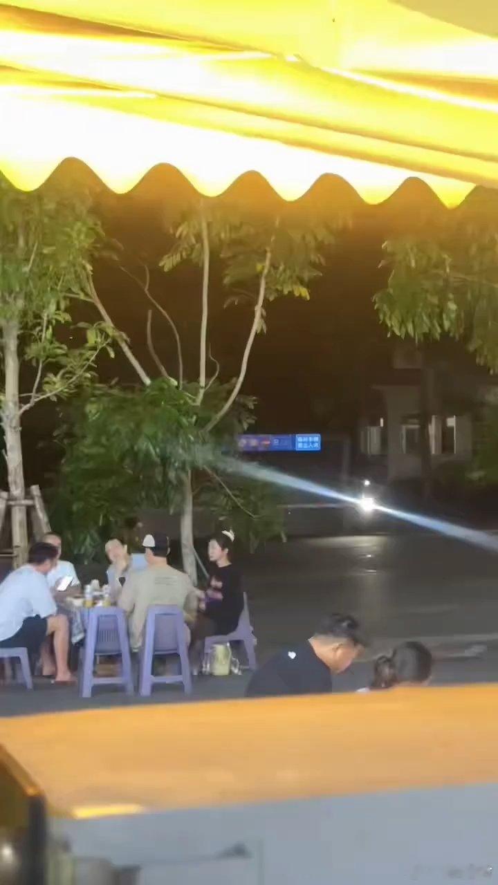 黄景瑜偶遇黄景瑜徐若晗吃街头烧烤黄景瑜徐若晗街头吃烧烤 好喜欢《明川有知夏》这剧