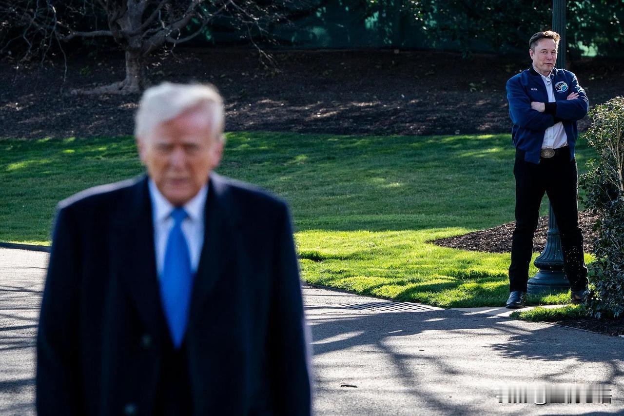 2025时代周刊年度照片大赏

有战乱里孩子的眼神
有灾难后互相搀扶的身影
也有