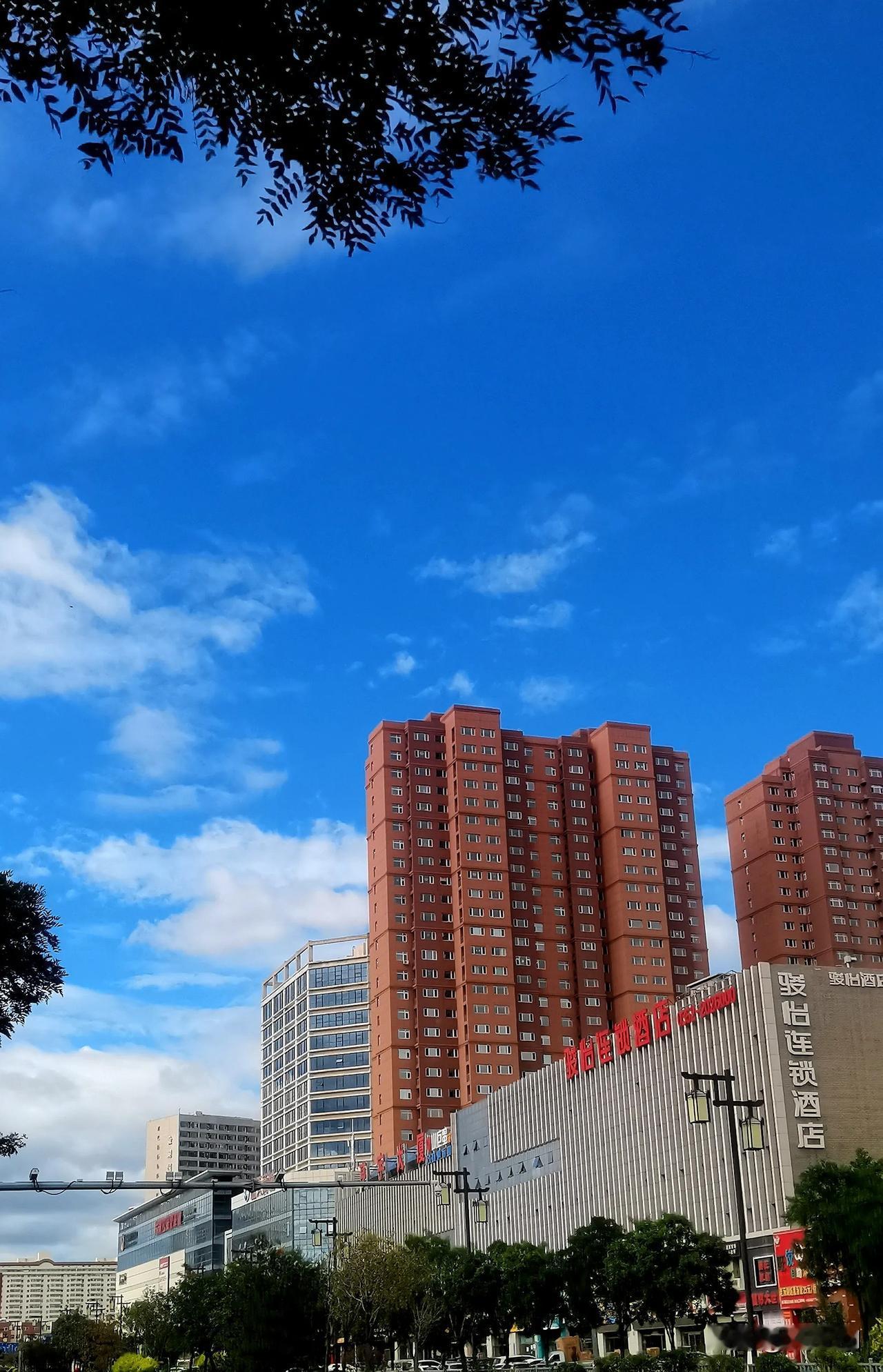 #分享一张你随手拍下的街景#
（原创）
大同街头随手拍
#随拍县城市景色# #拍