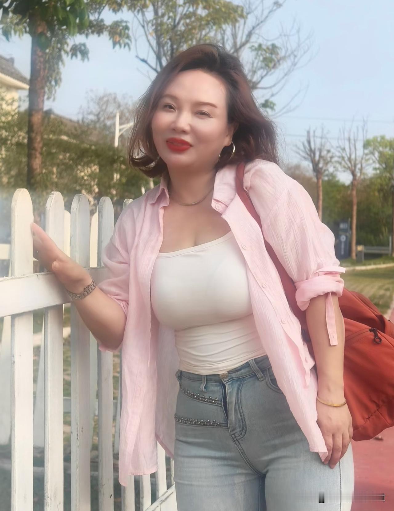 西江月·家恋
 
粉袖轻舒闲倚，朱唇浅笑含春。
白衫蓝裤聚清尘，且把家山安稳。