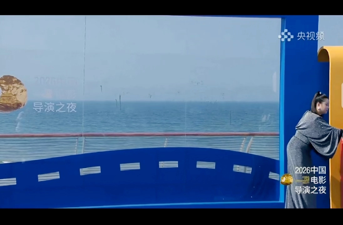 锤娜丽莎把额头露出来大大方方的颜值氛围感全靠气场加持，锤娜丽莎卸下刘海包袱坦荡露