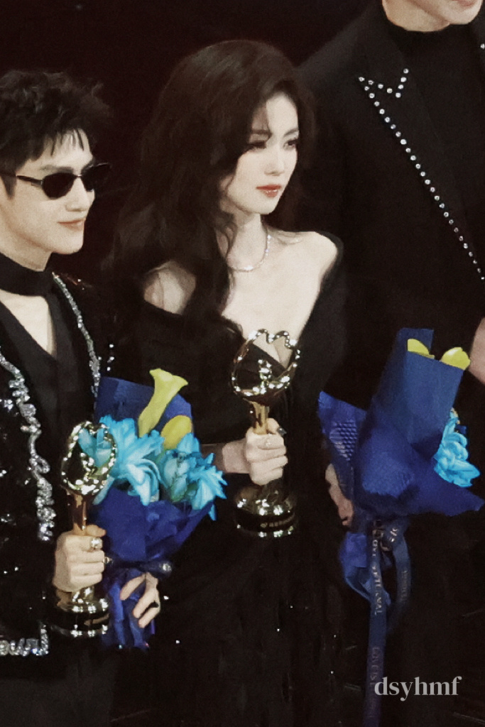 白鹿 一年一度重在参与，翻了翻网盘发现这几张怪萌的遂分享。提前𝑯𝒂𝒑𝒑?