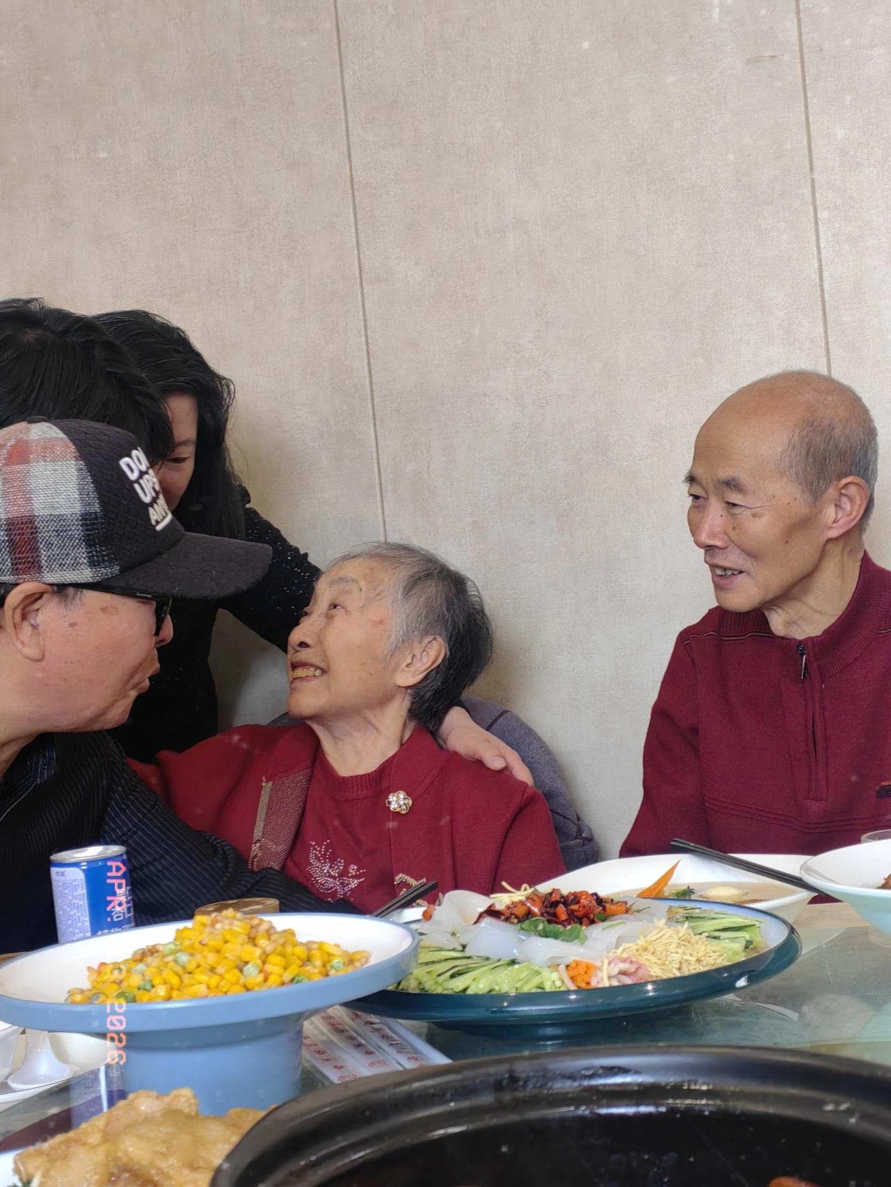 昨日前往长春为三舅庆生，拍了许多照片。照片里那些精神矍铄的老者，皆是我的舅舅和舅