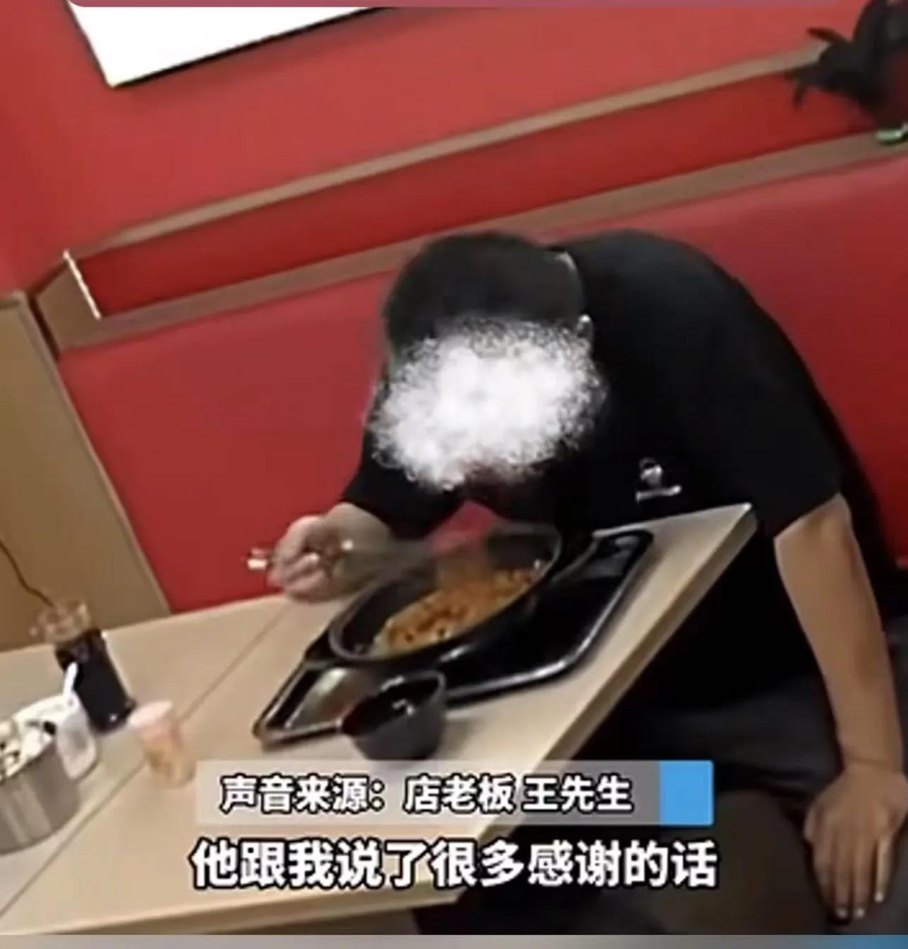 “这下真的解释不了了！”男子遇到困难，问餐馆老板能不能给他一点吃的。老板立马给他