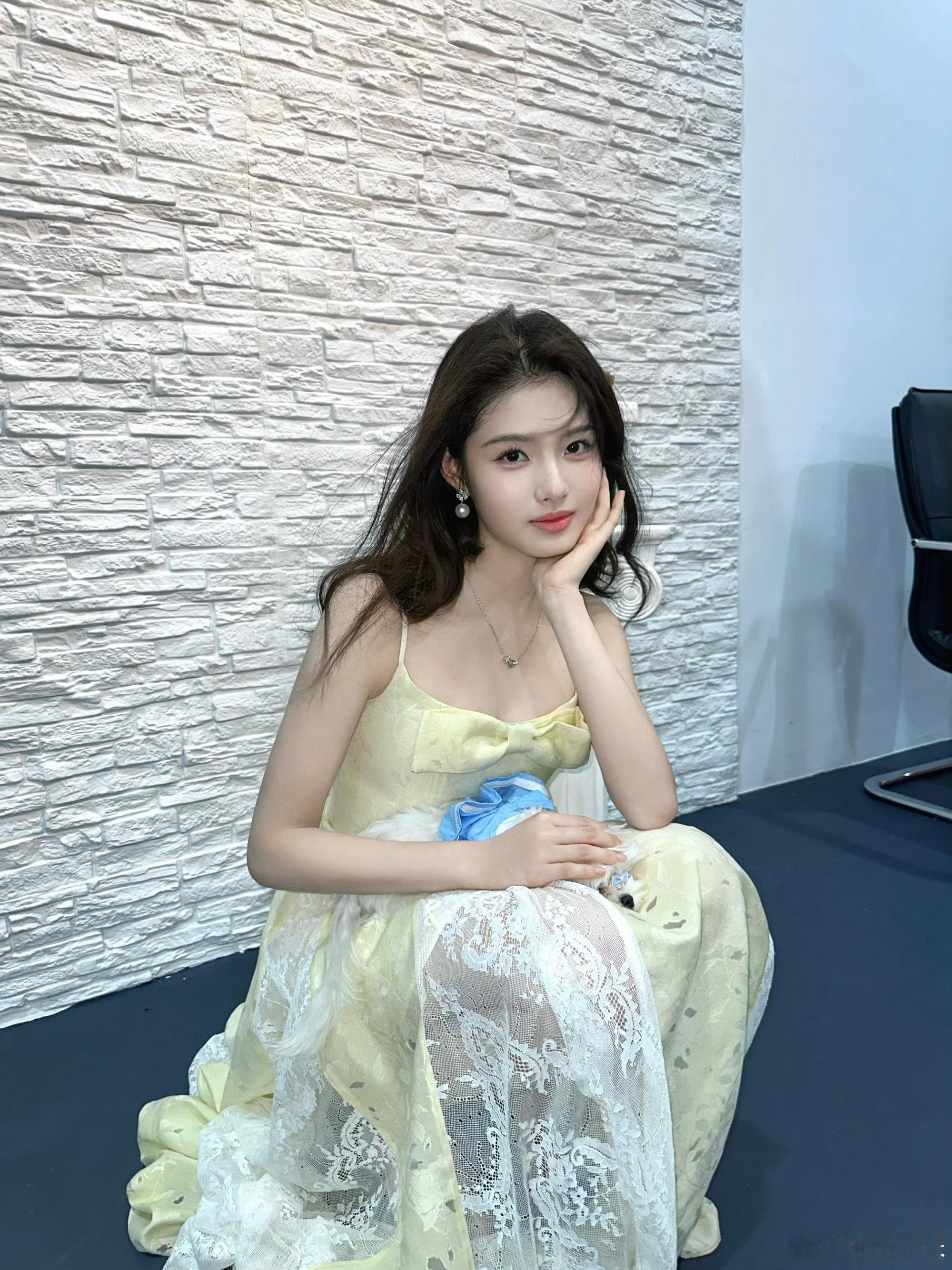 向全世界安利艾米艾米不语，只一味地展示天资…此女就这样淡淡地美所有人一大跳[求关