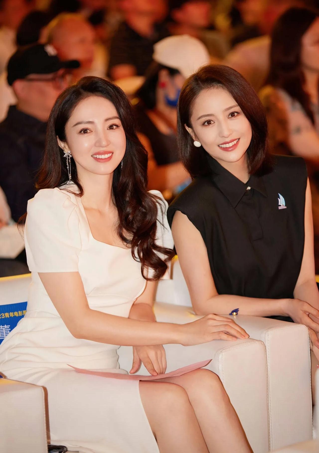以前真的没发现，原来佟丽娅和董璇居然这么像，两人分开的时候都能分清楚，如今坐在了
