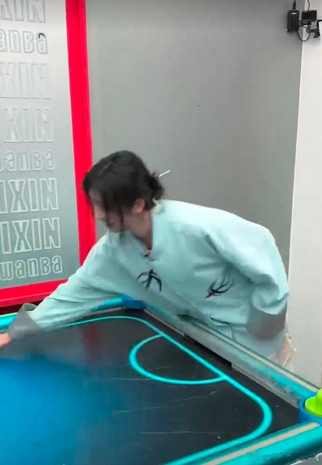李乃文丁程鑫hi6玩桌上冰球赵小棠输赢全靠一张嘴「开xin玩吧」营业啦，快来加入