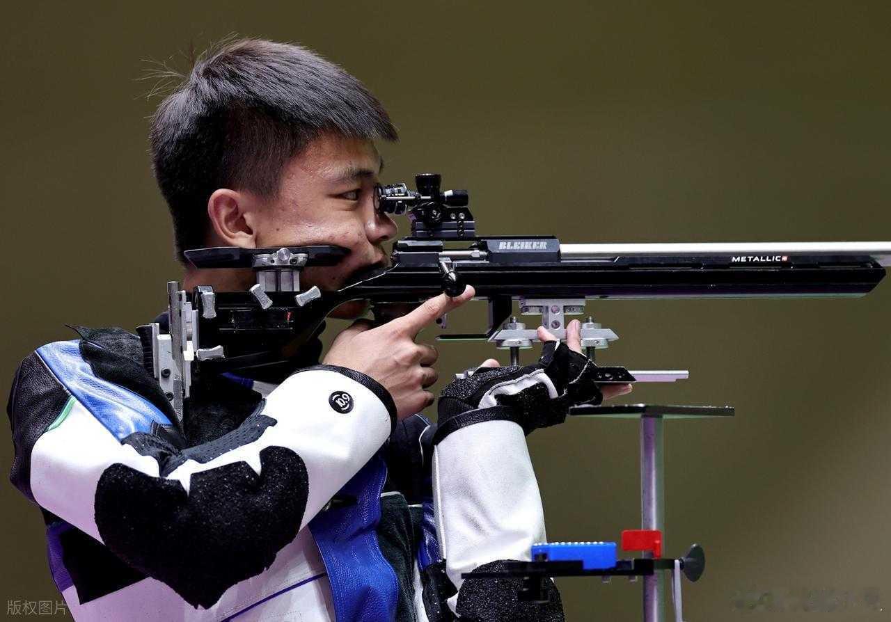 张常鸿射击男子50米步枪三姿金牌 沉寂5年王者归来！张常鸿世界杯决赛力挽狂澜，首