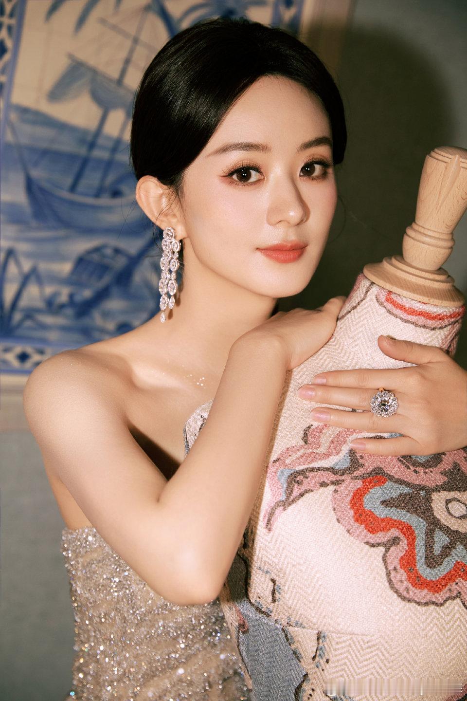 赵丽颖染回黑发了不管黑发红发，怎么样都好看呢颜值扛造，演技抗打这就是那个真实赵丽