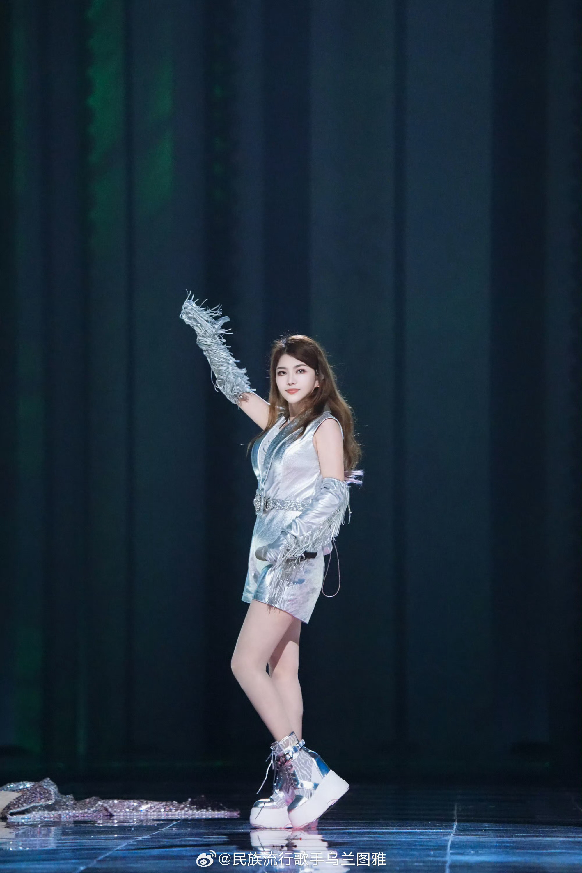 乌兰图雅 半永久嬉皮笑脸都累没了 看得出来姐姐们都在为了舞台表演能够完美，很努力