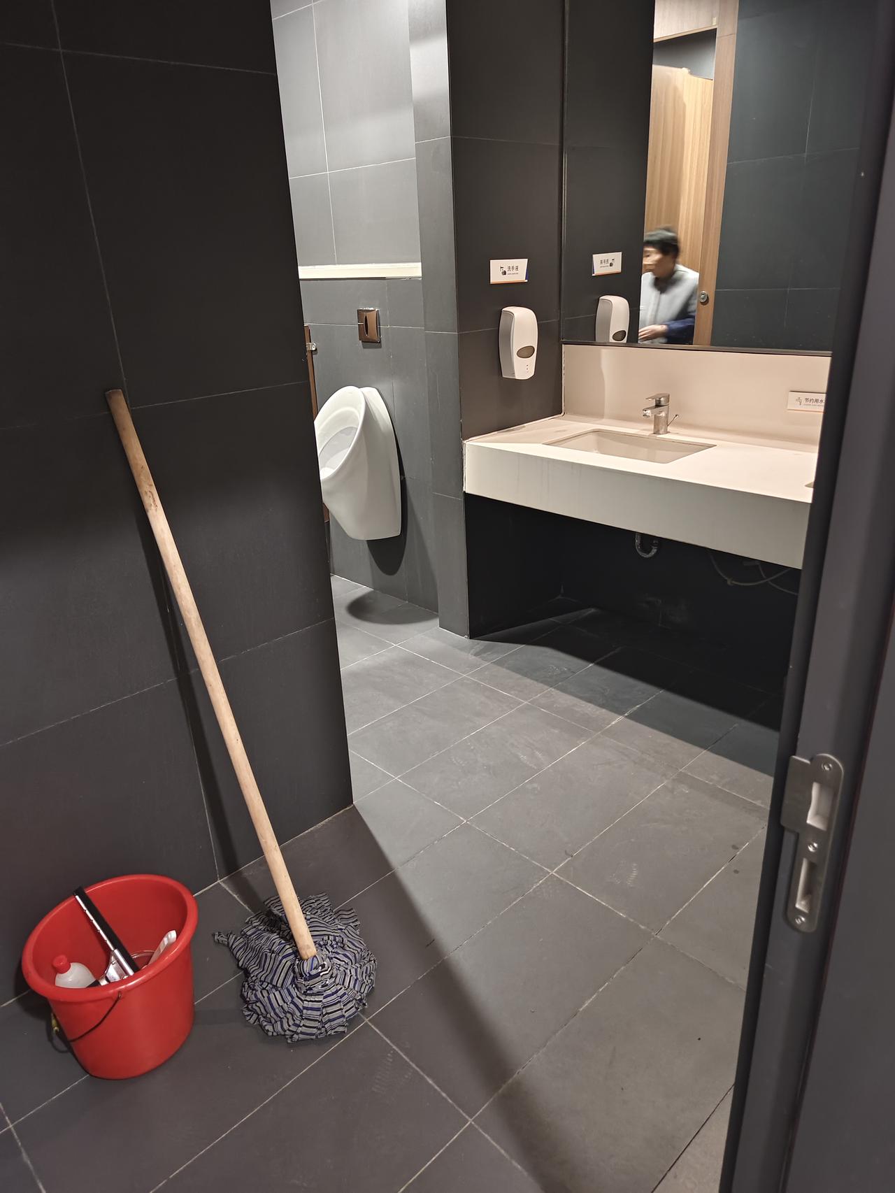 没有他们的劳动，没有他们的付出，你能想象自己会如何狼狈？