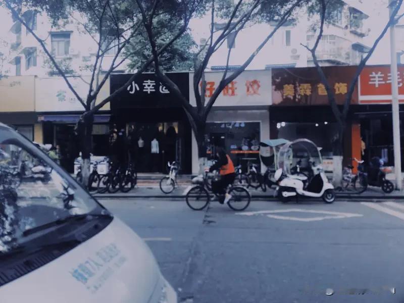 他到底爱不爱我？好多姐妹都有这疑惑。其实男人爱不爱，看行动就知道。
要是他记得你