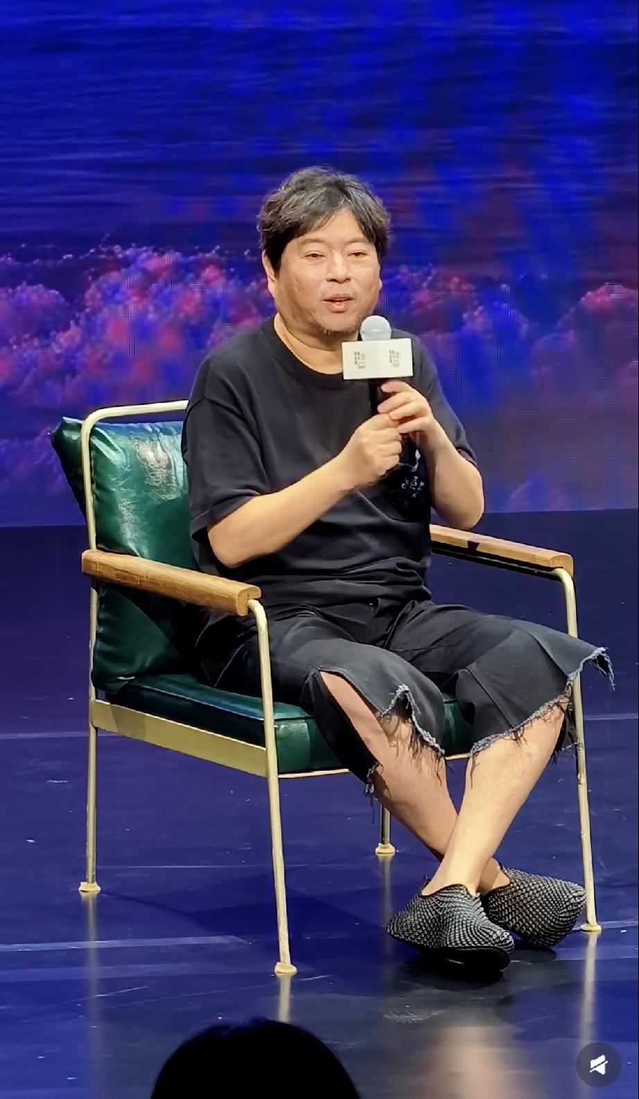 9月5日，高晓松现身阿那亚参加2026海浪电影周，虽然发胖但打扮时尚，裤子像裙子