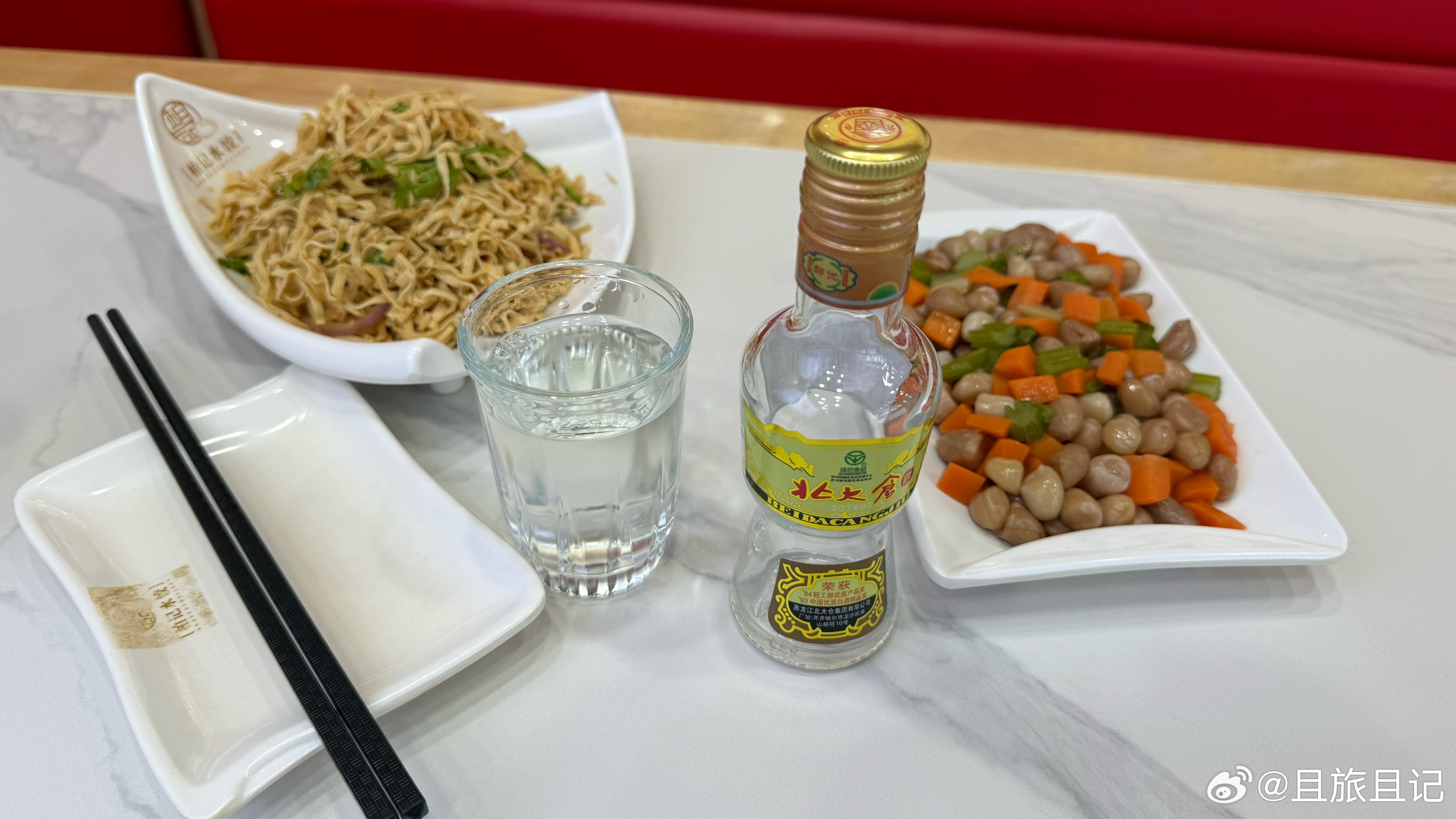加格达奇的一家饺子馆，今天晚上的晚餐，还差一盘酸菜馅的饺子没上。总共花费47块钱