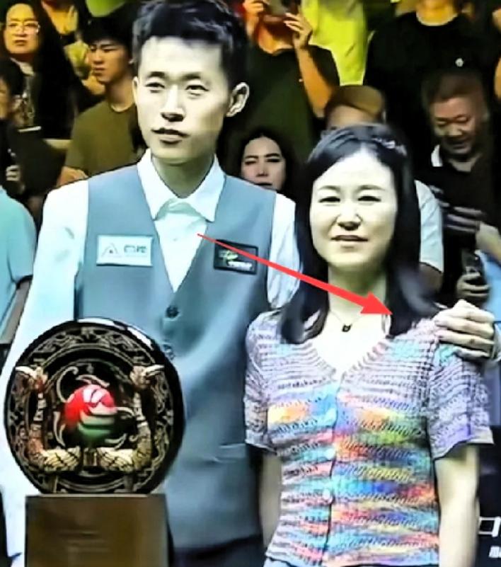 常冰玉夺冠，17.5万英镑到手。妈妈合影时脸上挂着遗憾。不是钱少，是身边少了孩子