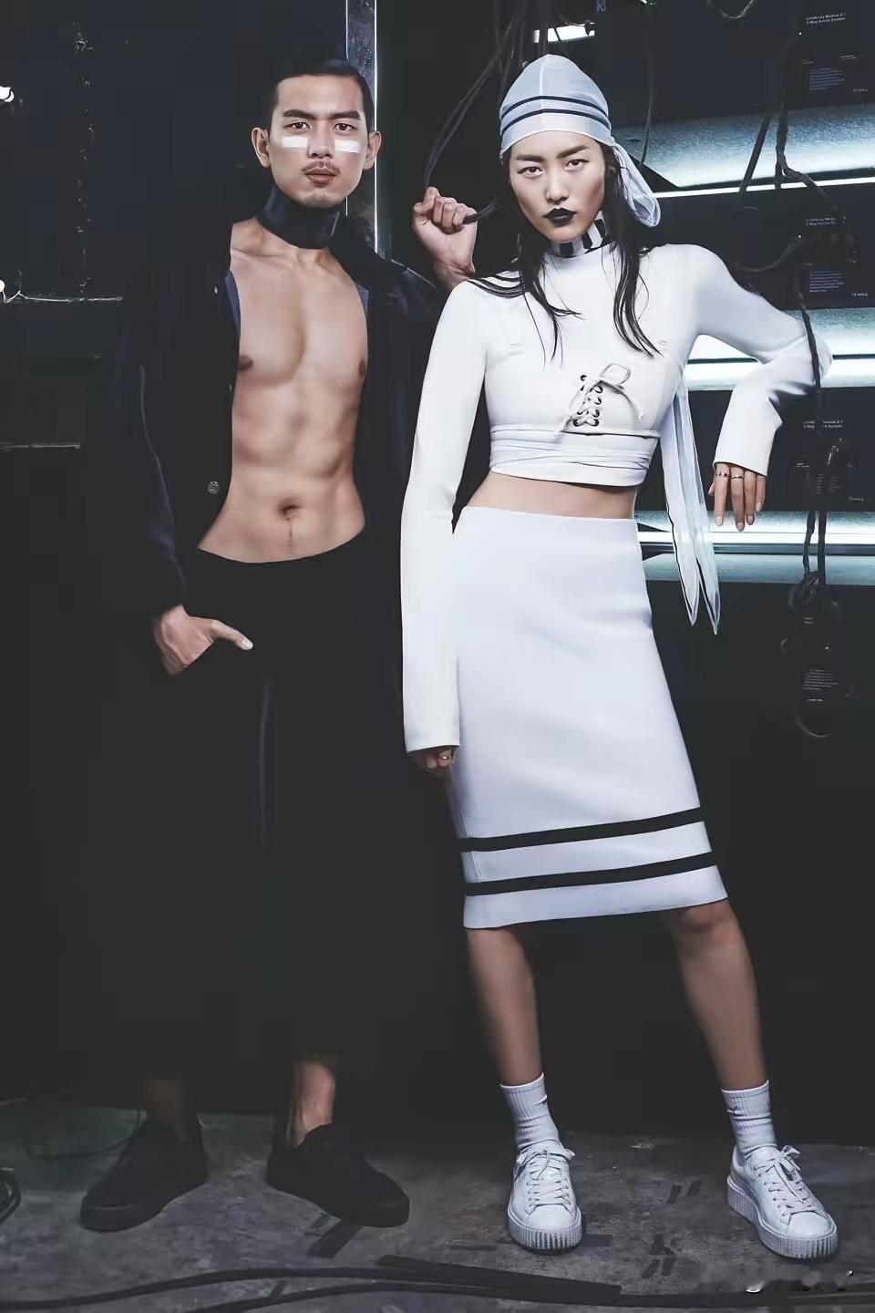 李现也被李雯带偏了，弄得跟林志玲日本老公似的。
或许我不懂时尚，实在欣赏不来这种