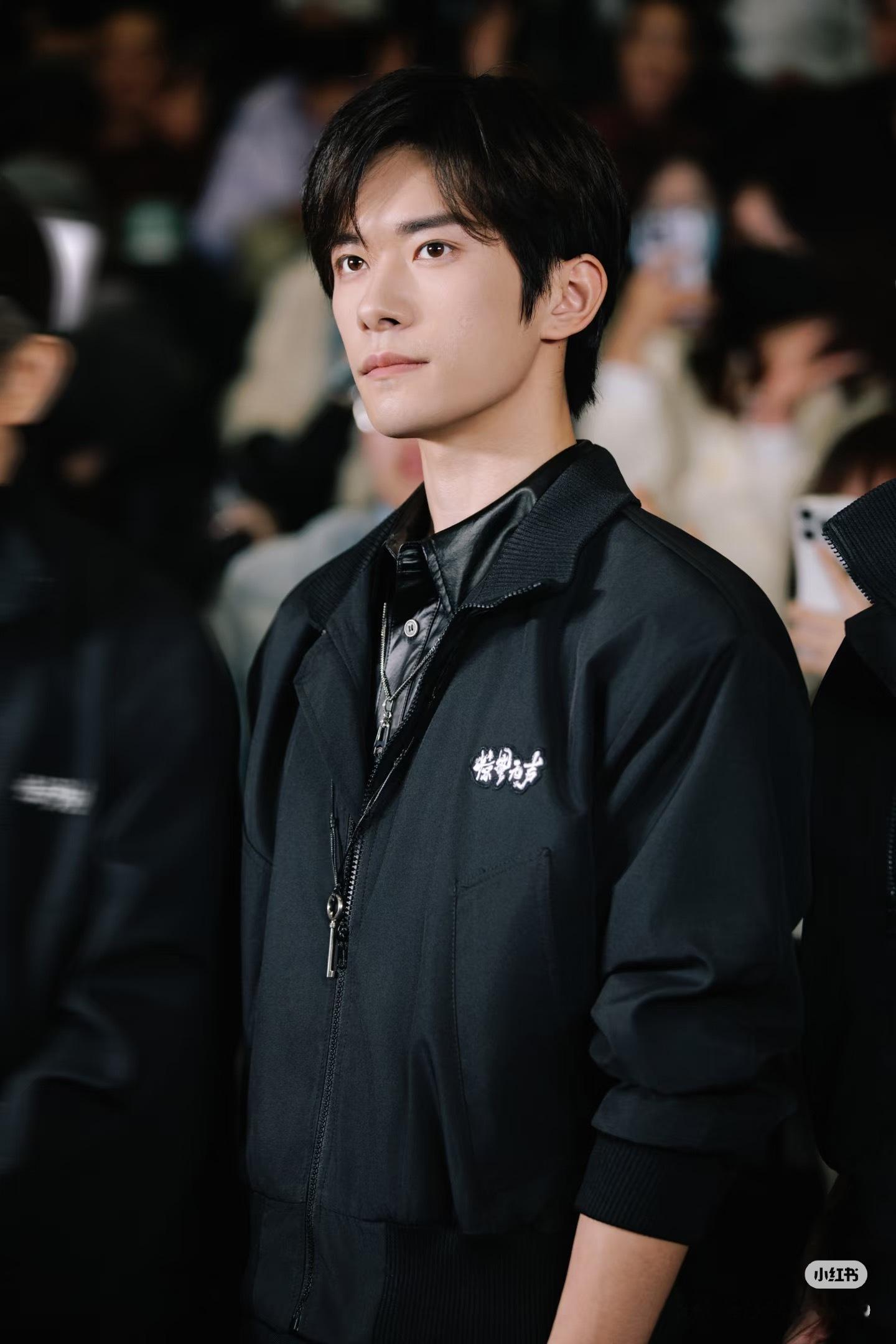 易烊千玺首张3D动态照片没见过这么松弛的易烊千玺易烊千玺确实是帅啊，这组图很有f