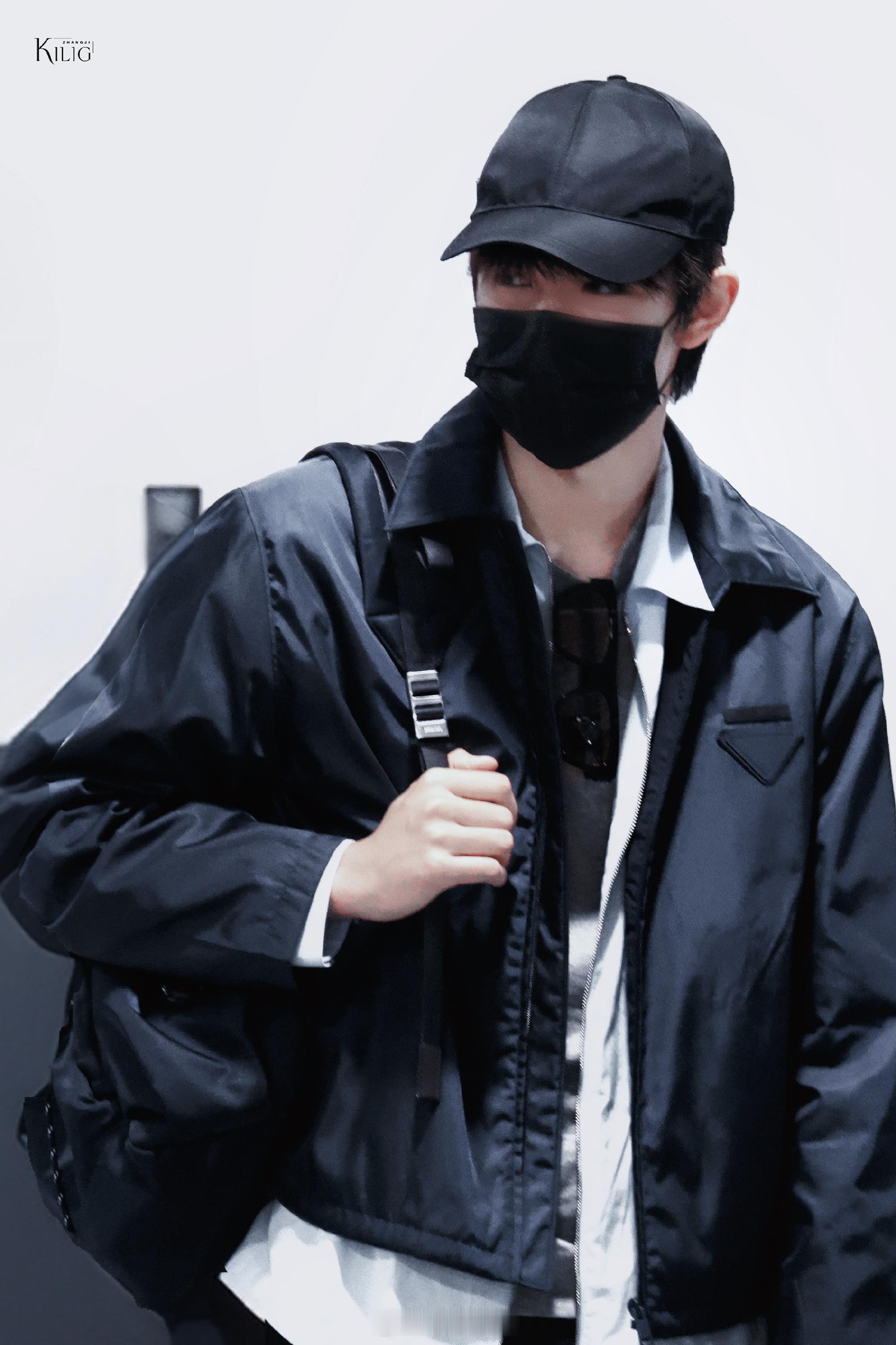 张极出席Prada米兰时装秀 看到张极米兰秀场的图第一眼就被吸引了，港风穿搭配上