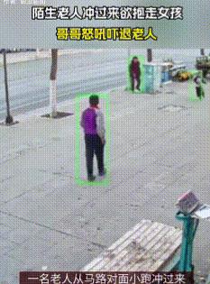 越想越后怕！4月1日，宁夏银川，哥哥和妹妹在门外玩耍，就在哥哥已经踏入屋子的一瞬