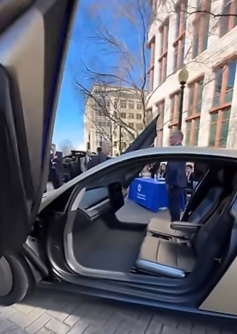 马斯克把方向盘删了没用，第一个工信部都不能通过，所以自High是可以的，但别太认