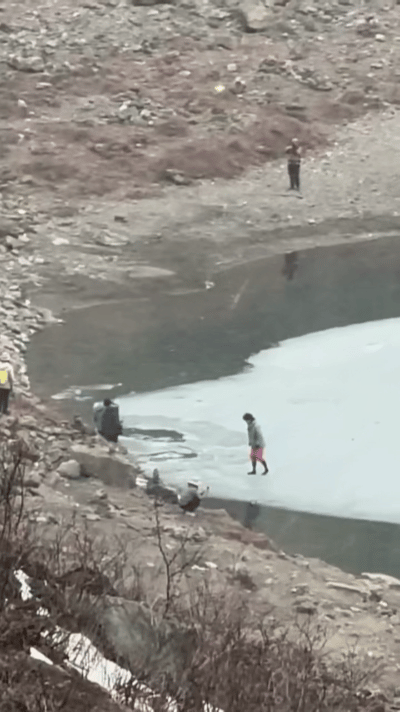 初九雨崩有人坠湖，年轻人为出片也太拼了！
事发时几个人疑似在冰面上拍视频，发现冰