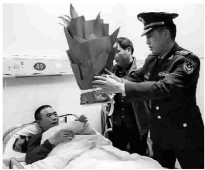 1988年，飞行员何茂生坠机深山，被农民吴华富救起。27年后，吴华富患癌无钱医治