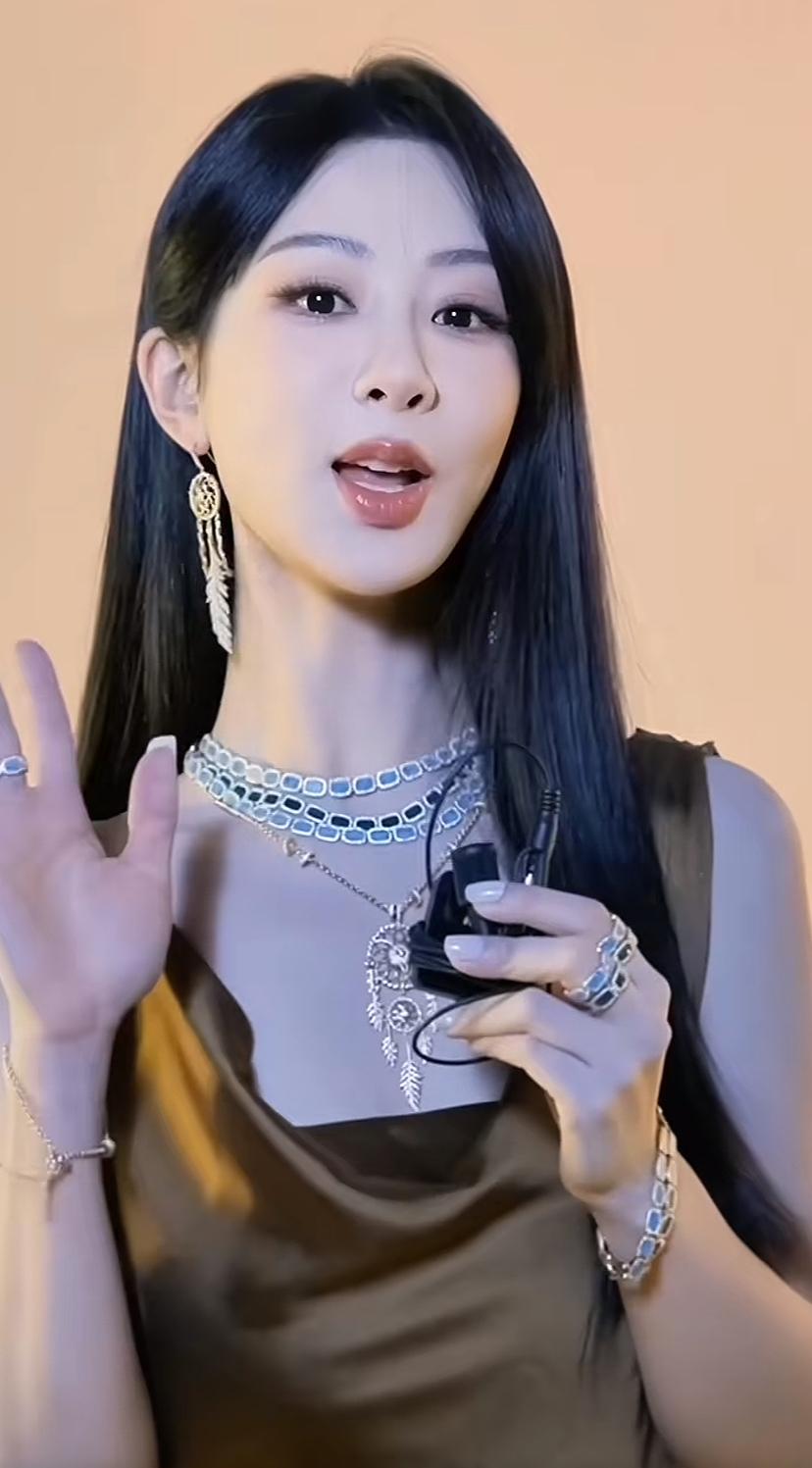 杨紫这也太漂亮了吧，真是女大十八变，越变越好看，小时候就是个美人胚子，长大后肯定