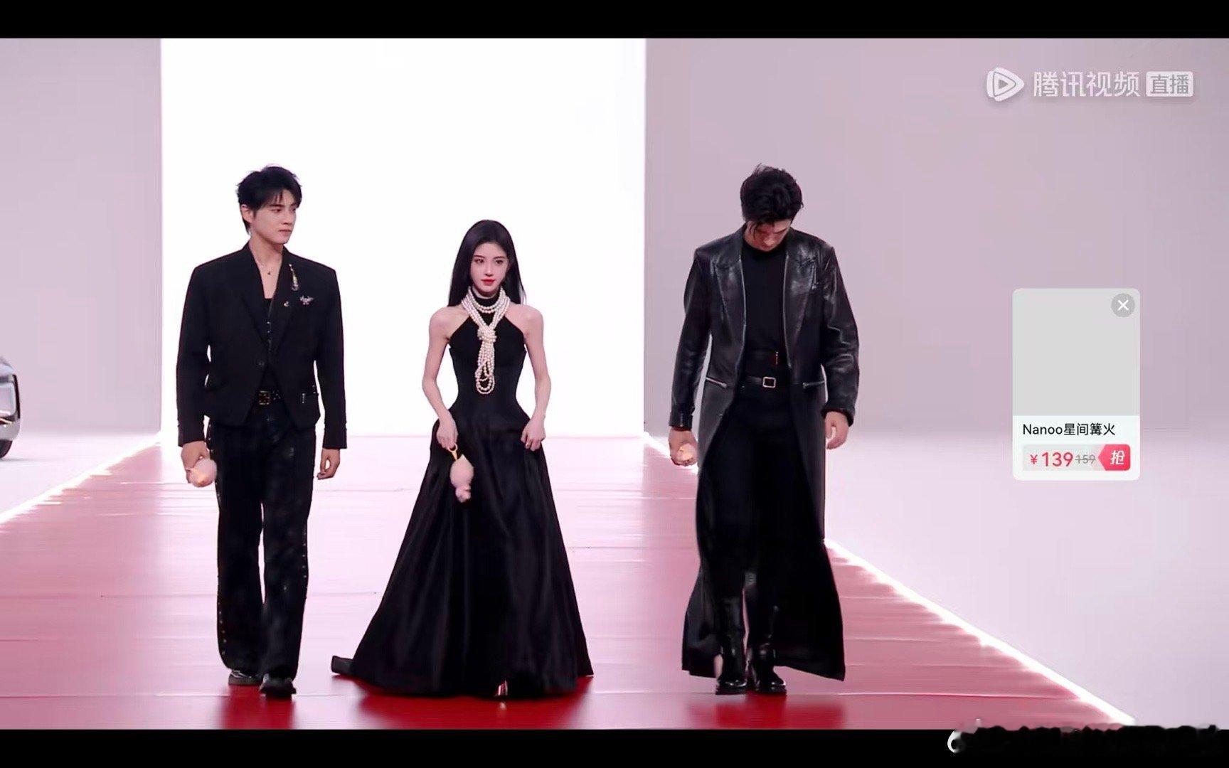 脸很美，就一到全身镜头就垮掉….. 