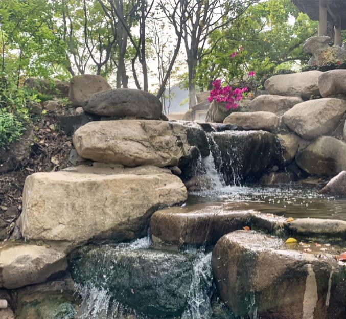 武亮在直播间直接面对大家的质疑，也说得很实在：他知道自己跟张雪峰比有差距，换谁坐