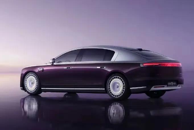 华为和江淮联合打造的百万级新车——尊界S800正式亮相。尊界S800在外观设计上