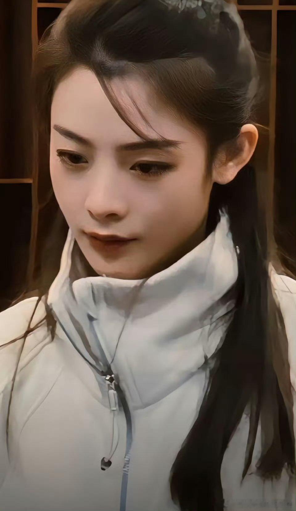 陈丽君直播摘西瓜陈丽君的直播有如夏日里的清新剂呀,摘西瓜摘的也太高兴了吧,观众也