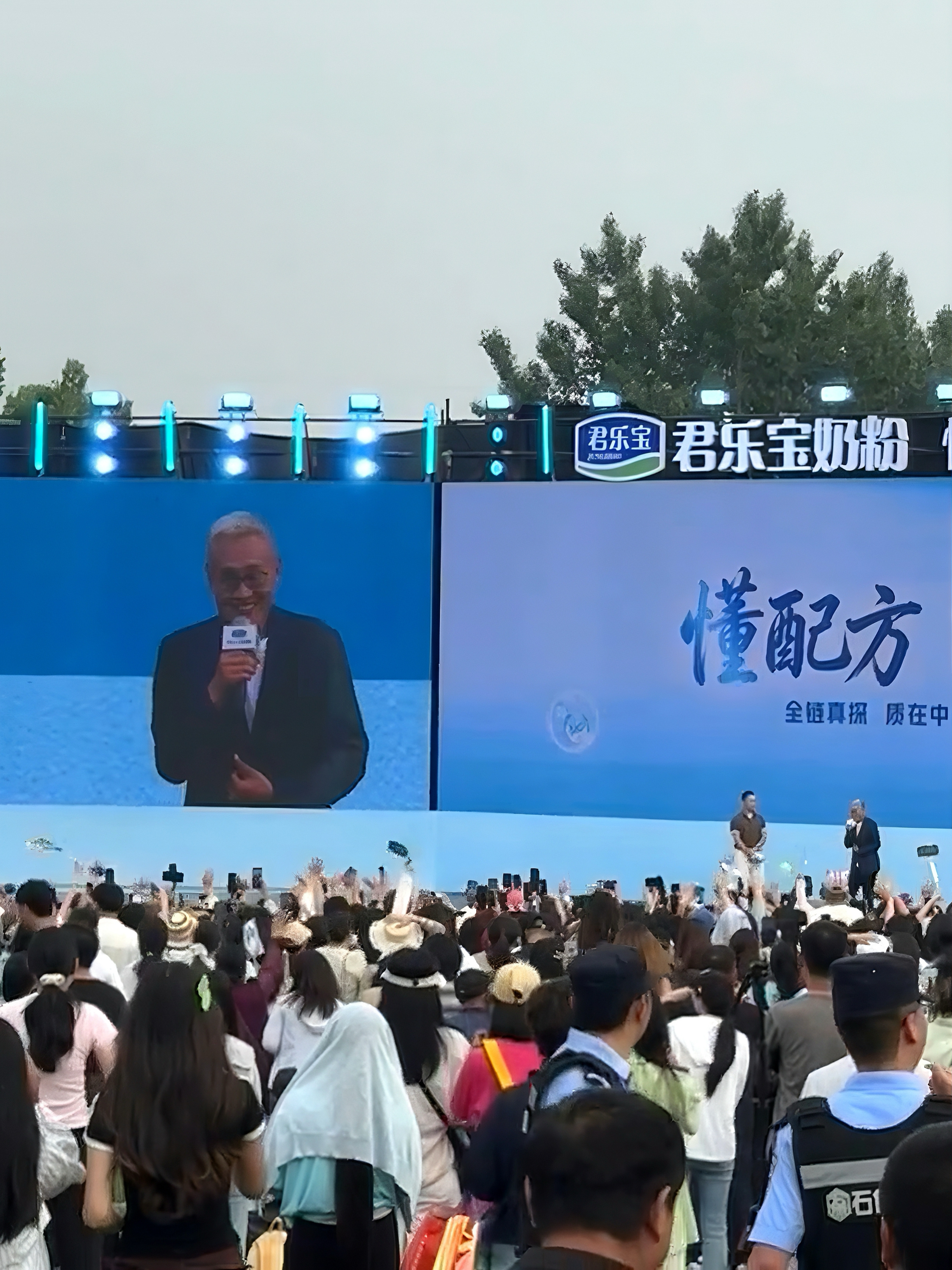 时隔两个多月在别人的视频看到自己，是合照吧杨幂好险差点从石家庄走出来了 