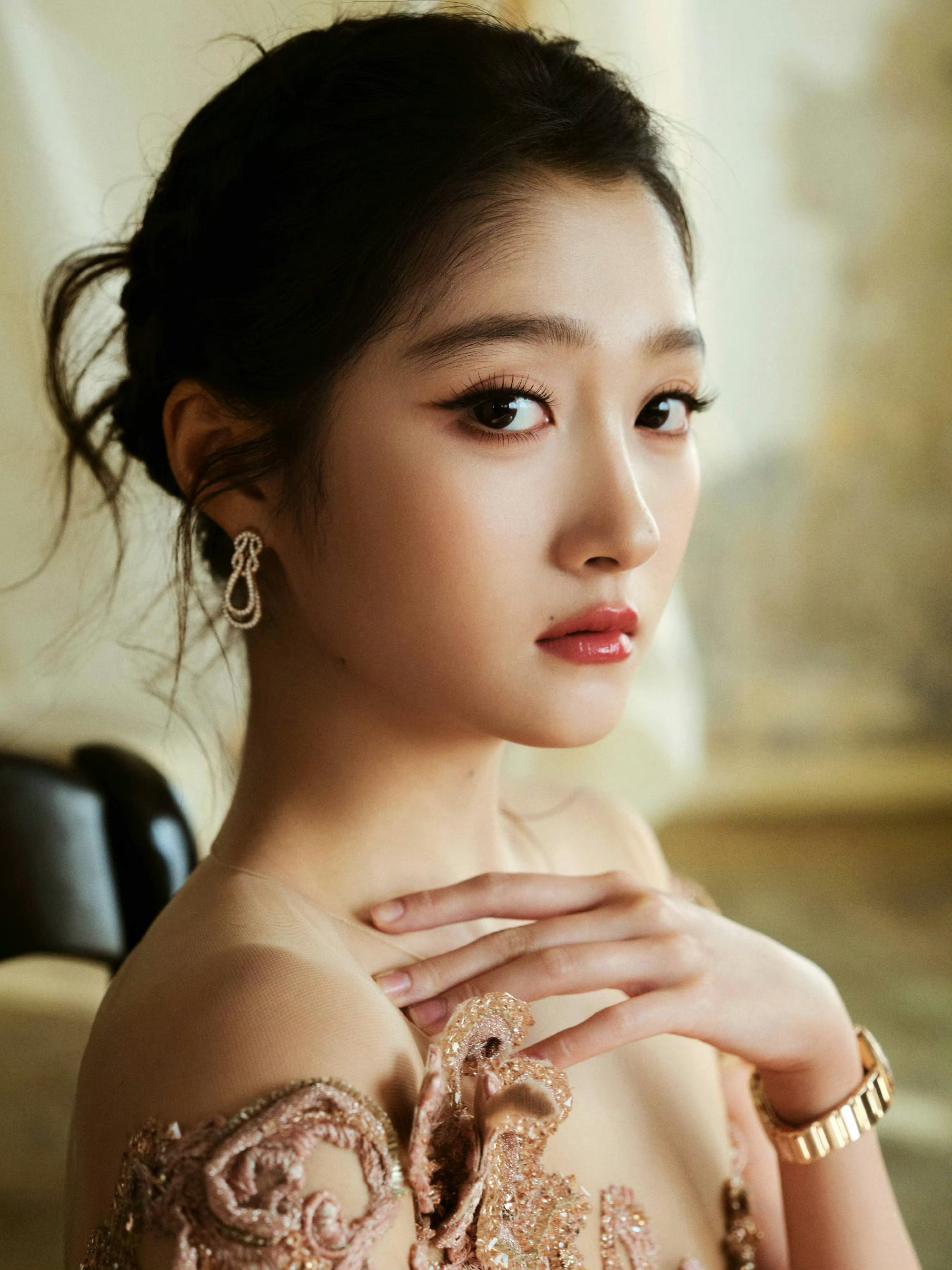 关晓彤香槟粉鎏金纱裙关晓彤像一幅油画 关晓彤香槟粉鎏金纱裙，像一幅油画🖼️ ​