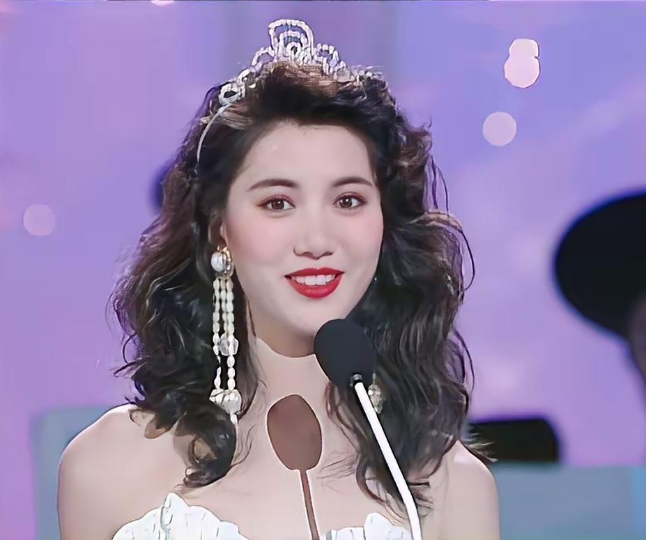 袁咏仪说：“我坐月子的时候洗头了，结果坐得不好。我生完第一天，香港医生说你不洗头