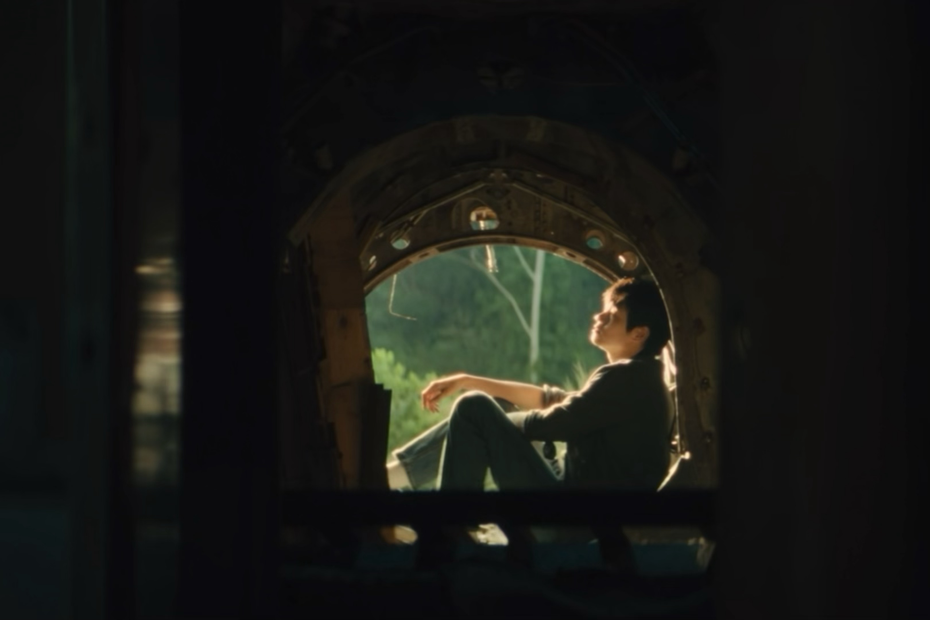 有罪之身镜头美学🍃锈蚀的管道囚住阳光和绿意盎然，从此春天与陆鸣无关（好你个绝世